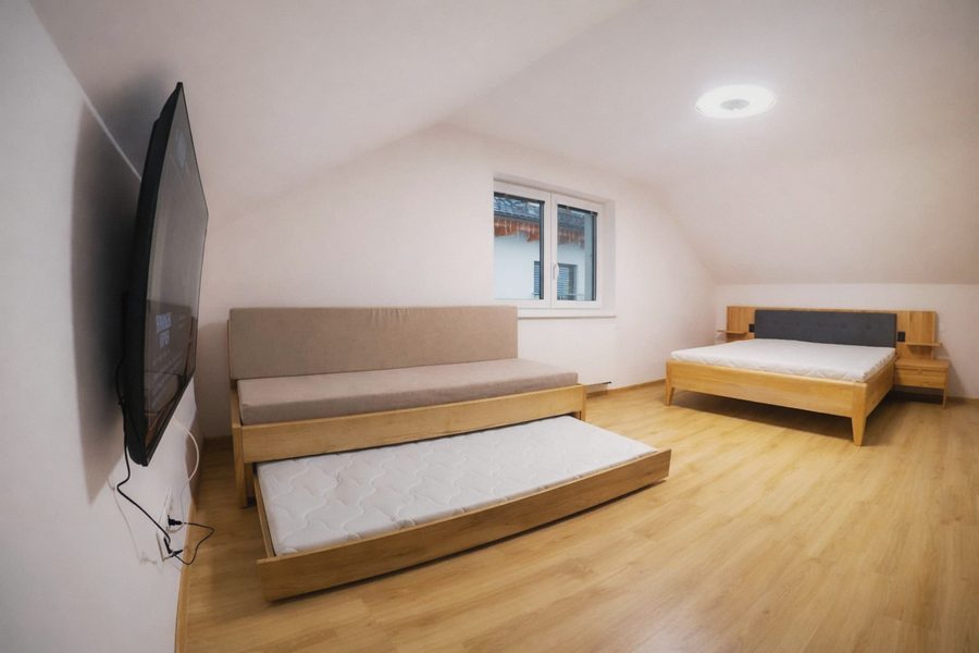 Podkrovní ložnice s manželskou postelí a výsuvným lůžkem