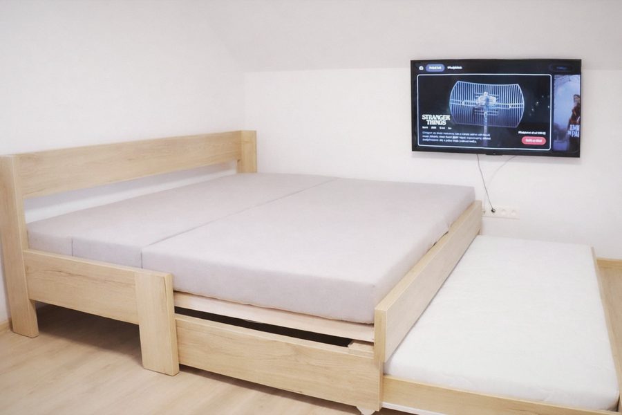 Postel s výsuvným lůžkem a televizí