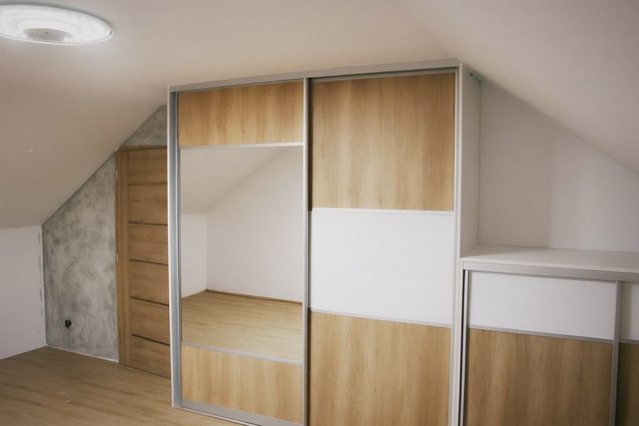 Vestavěná skříň pod šikmým stropem